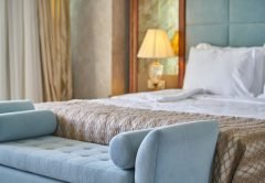 Łóżka tapicerowane w industrialnej sypialni